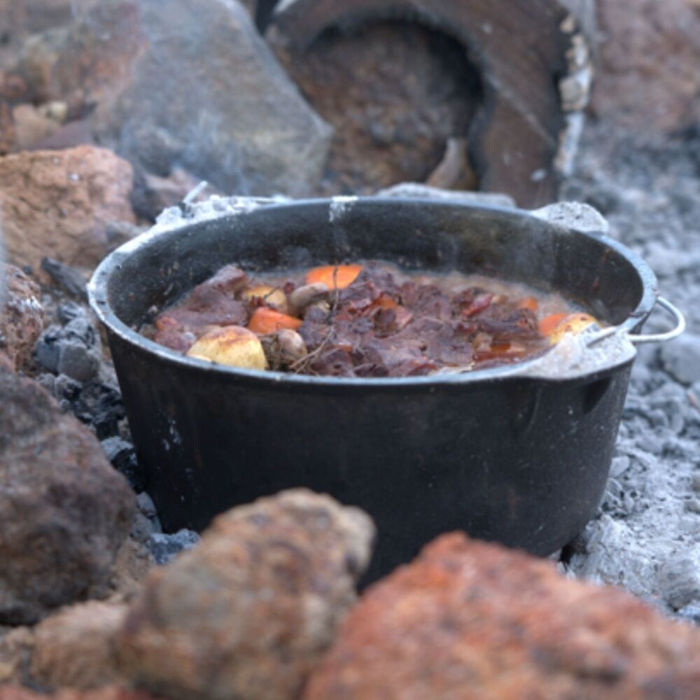 Wildtrak Round 4.5qt/25cm Cast Iron Camp Oven - Black