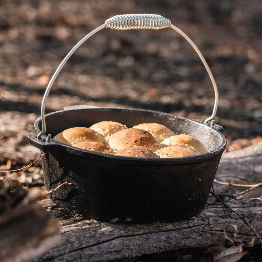 Wildtrak Round 4.5qt/25cm Cast Iron Camp Oven - Black