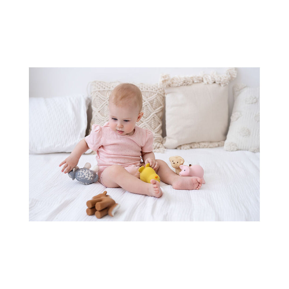 Tikiri 10.5cm Farm Animal Rubber Pig 95001 Sensory Toy 0m+ Pink