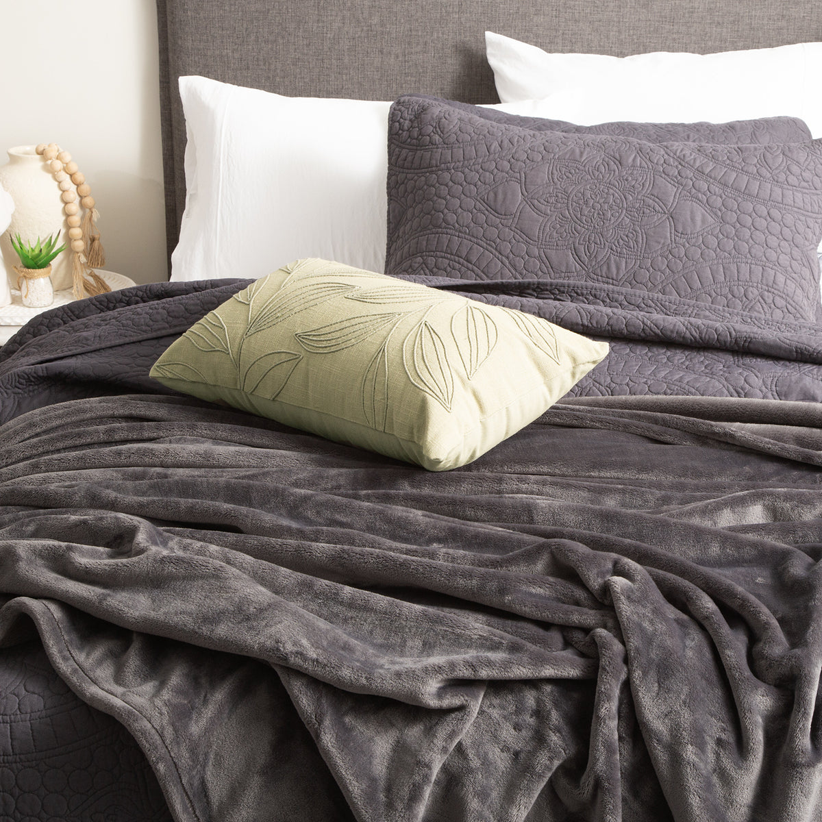 Renee Taylor Plush Queen/King Blanket 380GSM Ultra Soft Velvet Graphite