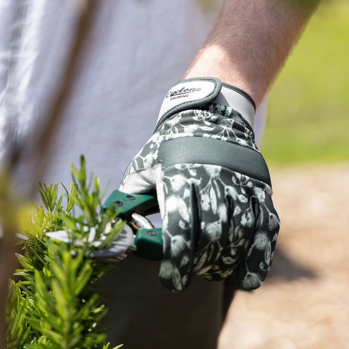 20114113-cyclone-size-large-gardening-pruning-gloves-touch-screen-compatible-grey