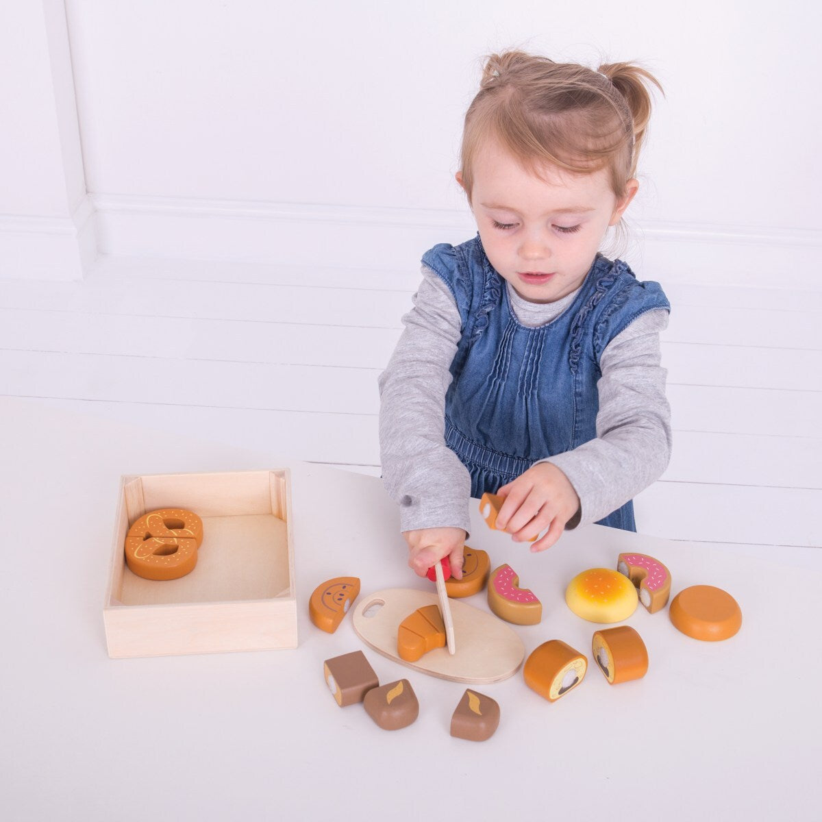 Bigjigs Toys Wooden Cutting Bread & Pastries Crate Kids Pretend Play 18m+