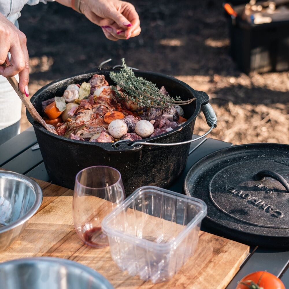 Wildtrak Round 4.5qt/25cm Cast Iron Camp Oven - Black
