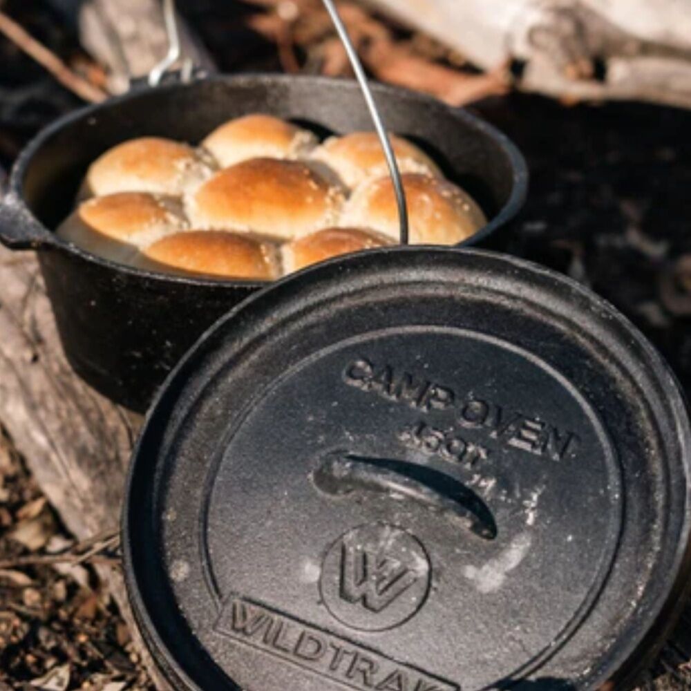 Wildtrak Round 4.5qt/25cm Cast Iron Camp Oven - Black