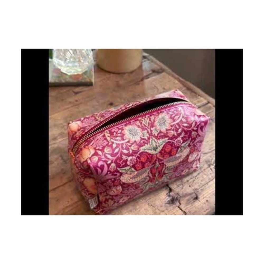 Heathcote & Ivory William Morris Strawberry Thief Toiletry Bag Medium