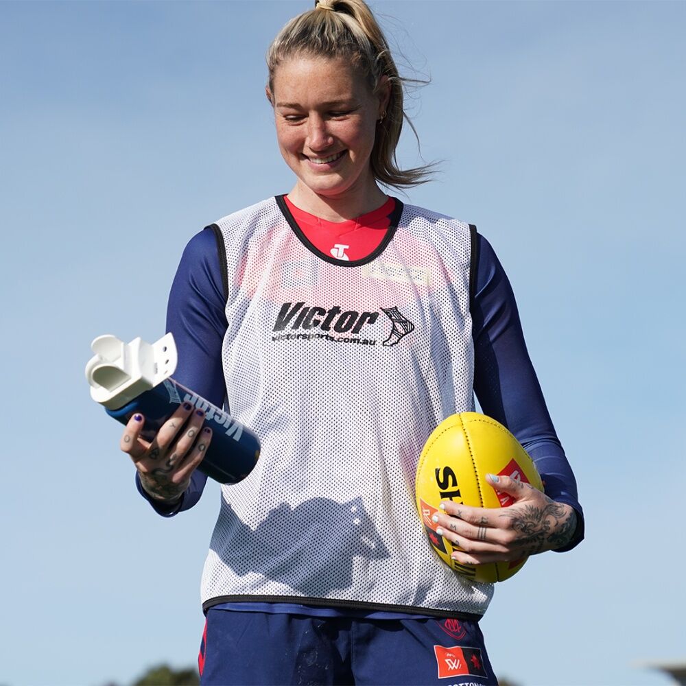 Victor Sports Hygienic Squeeze-Squirt Drink Bottle With W/ Chin Rest 1L