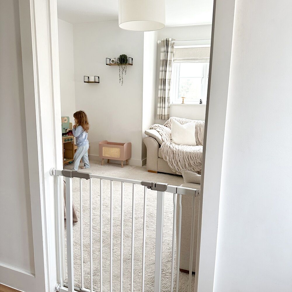 Dreambaby Ava Baby/Child Swing Close Security Gate 76cm - White