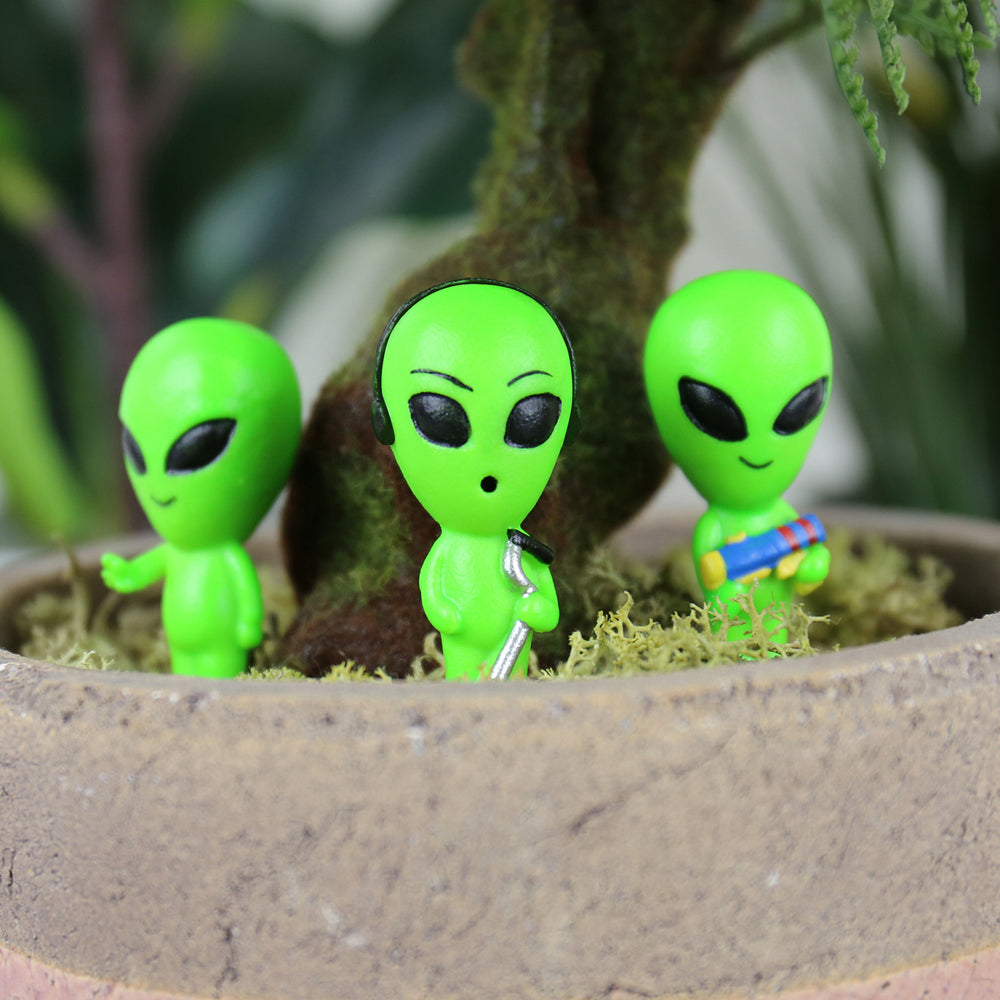 Gift Republic 14cm Mini Glow In The Dark Aliens Plant Pot Ornament - Green