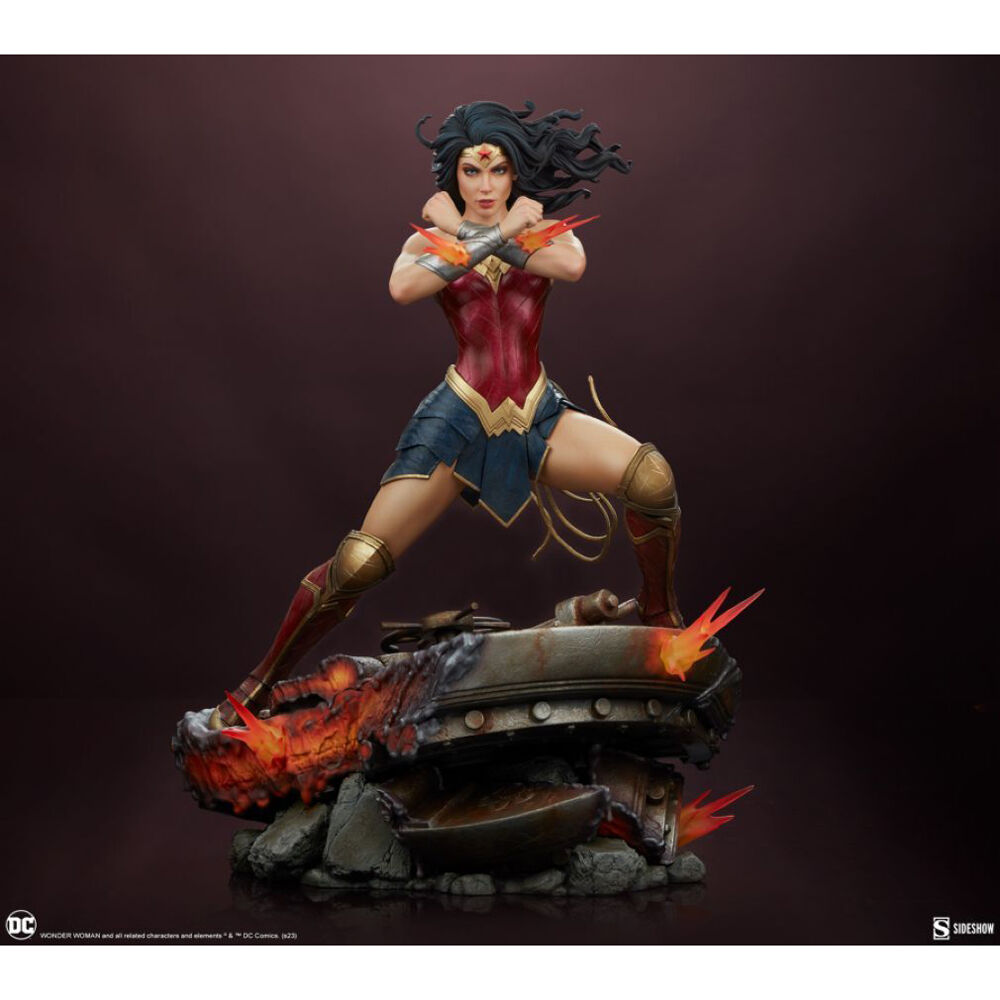 Wonder Woman Saving The Day Premium Format Statue Action Figure