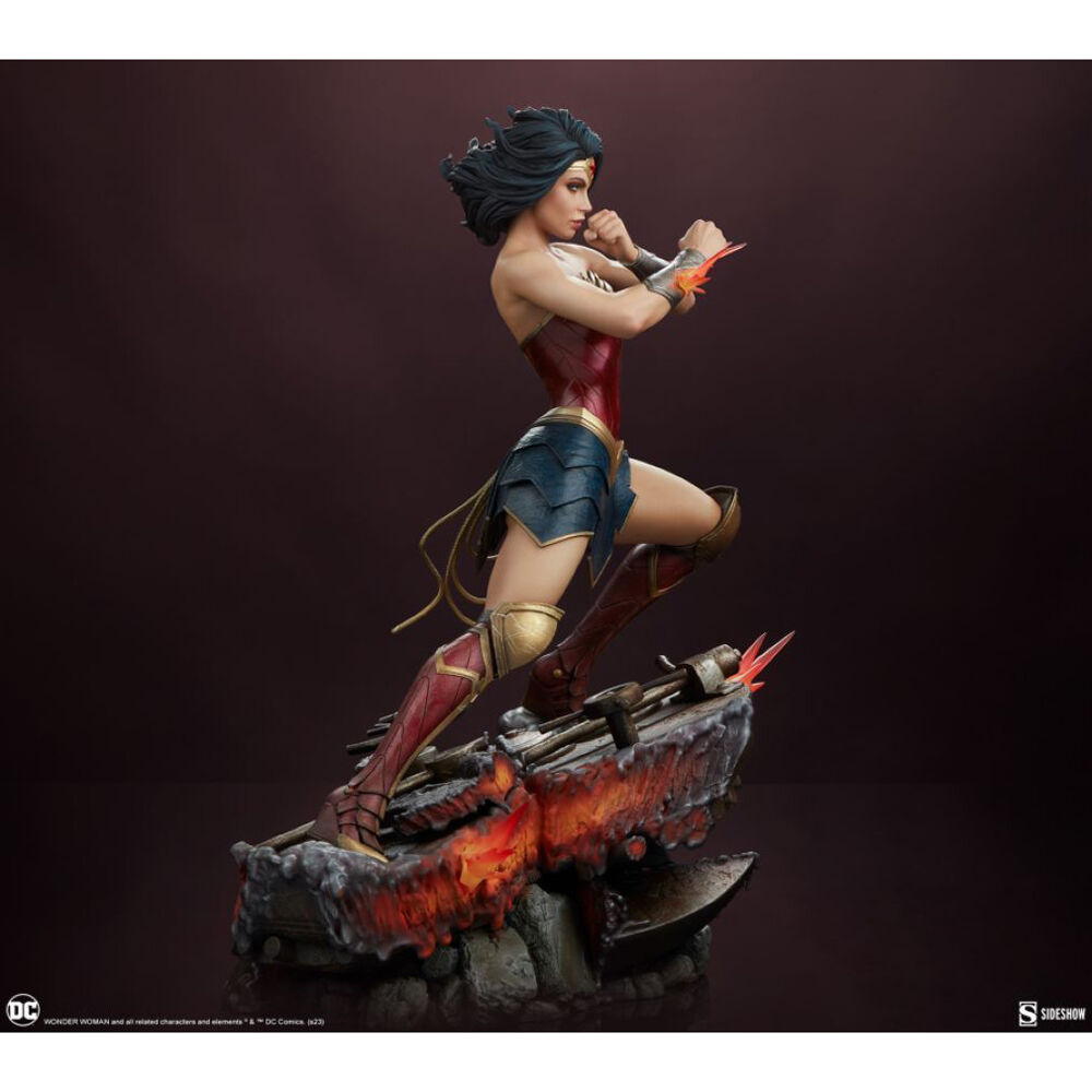 Wonder Woman Saving The Day Premium Format Statue Action Figure