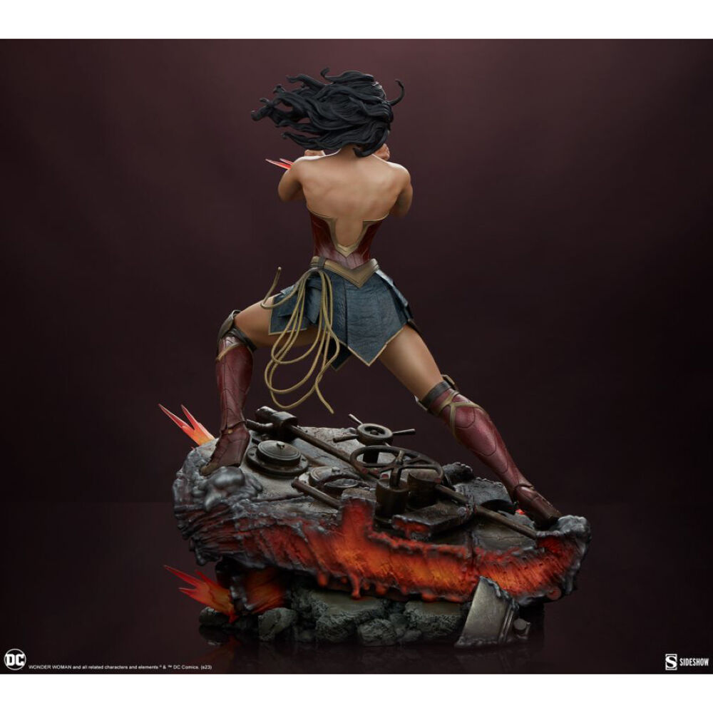 Wonder Woman Saving The Day Premium Format Statue Action Figure