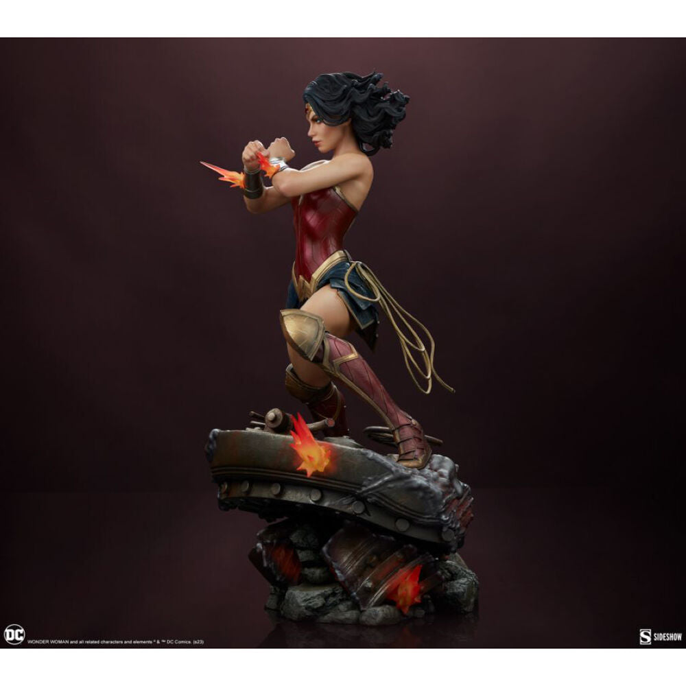 Wonder Woman Saving The Day Premium Format Statue Action Figure