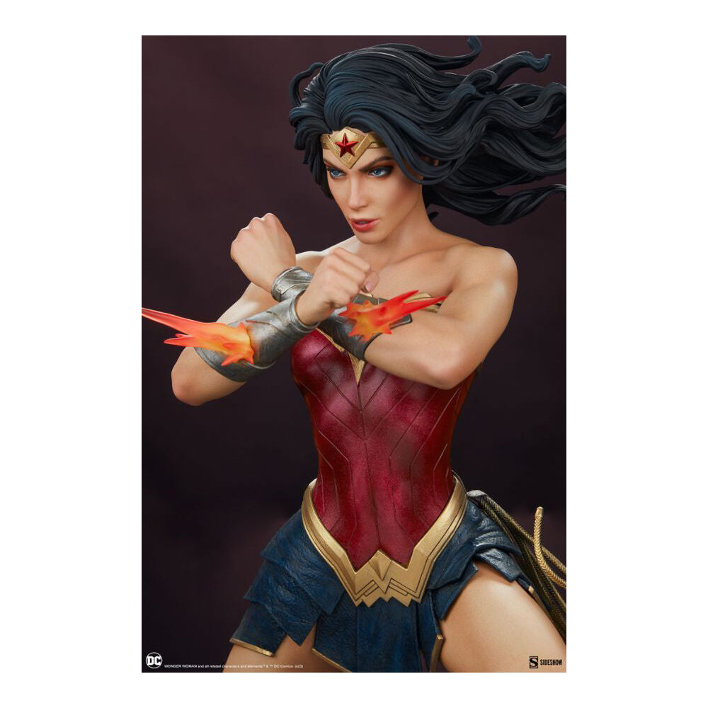 Wonder Woman Saving The Day Premium Format Statue Action Figure