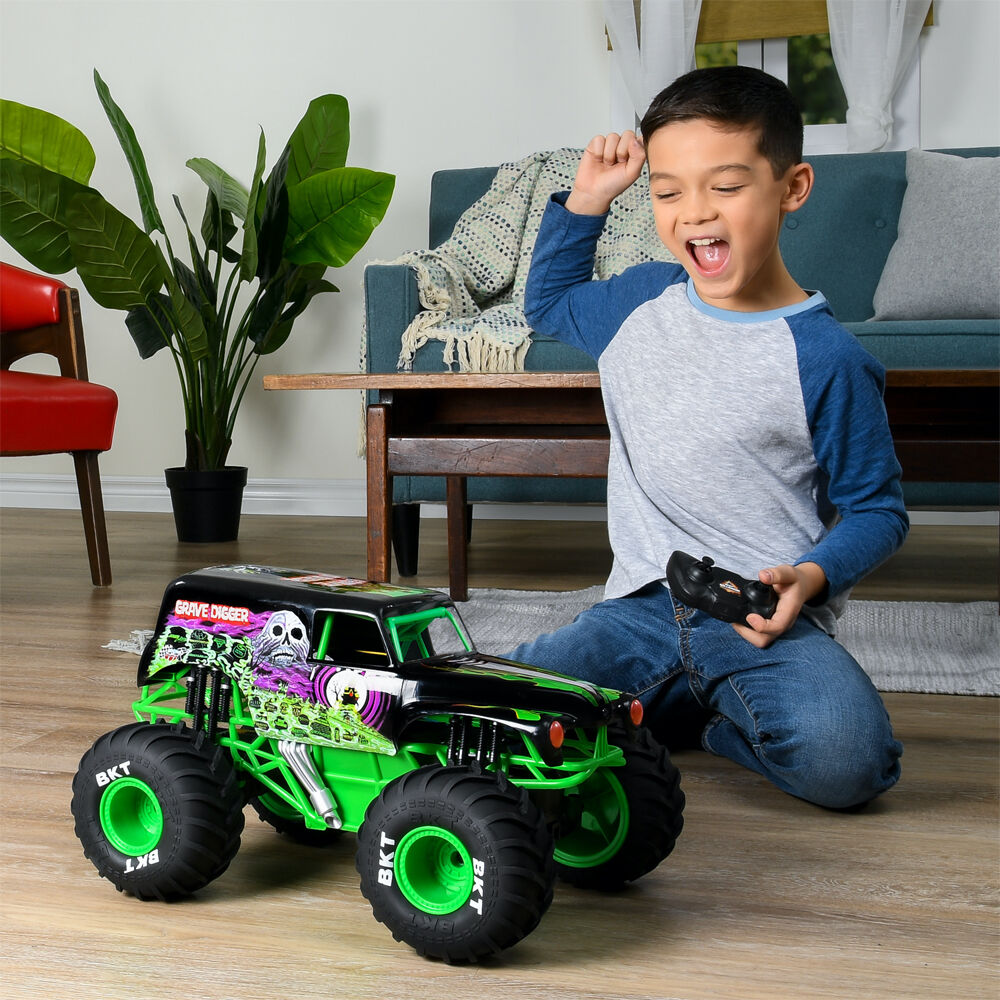 Monster Jam 1:15 Radio Control 2.4GHz Grave Digger Monster Truck Toy 4y+